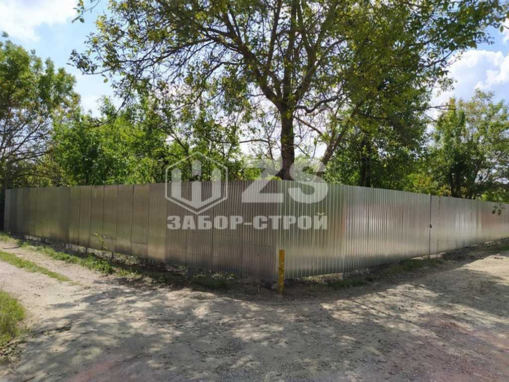 Недорогой забор из профнастила 20 метров Недорогой забор из профнастила 20 метров